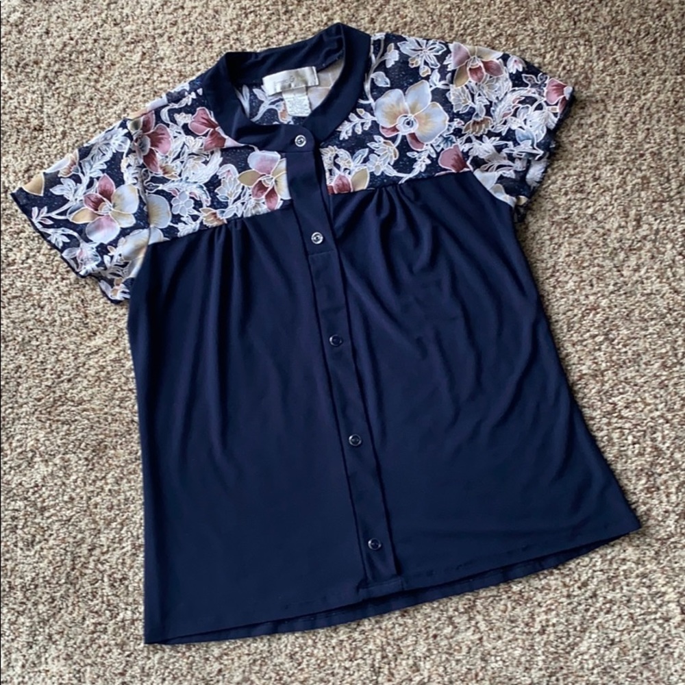 🌸 Pretty Floral Top 🌸